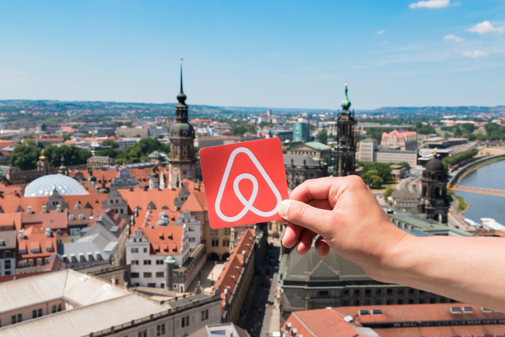 Картинка с изображением логотипа фирмы Airbnb