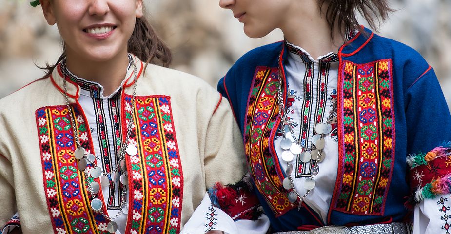 девушки в национальной одежде