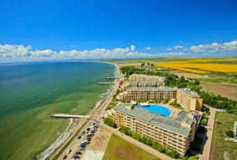 Widok na morze i kompleks Midia Grand resort