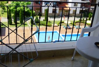 balkon z widokiem na basen