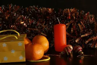 Pomarańcze i świeca