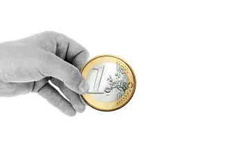 Ręka z monetą euro