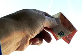 w ręce banknota euro 