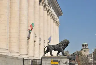 Rzeźba lwa przed bułgarskim parlamentem