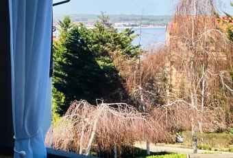 Widok na morze z tarasu kompleks Santa marina