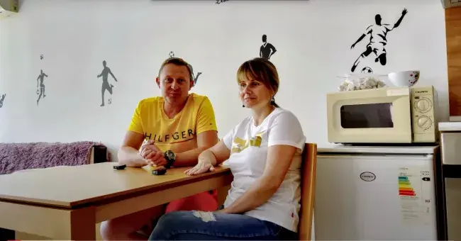 Teresa i Daniel siedzą prze stole