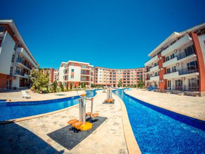 Fasada z basenem kompleksu Marina fort Noks