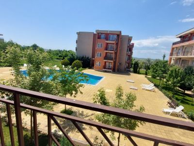 Widok na basen z tarasu