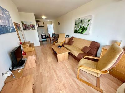 sofa, stolik z krzesłami,