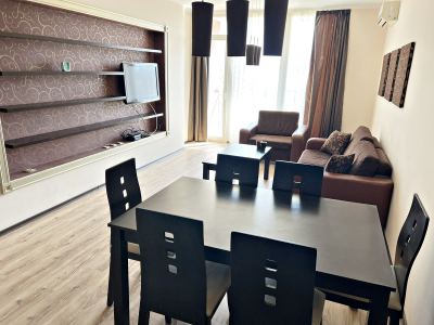 stół obiadowy, krzesła, sofa, 
