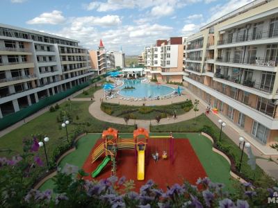 Basen i fasada kompleksu Grand Kamelia