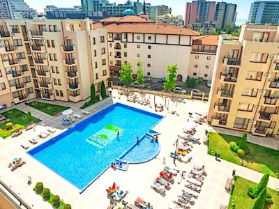 widok na basen kompleks Sunny Victory
