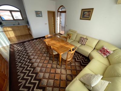 sofa, stolik, krzesła