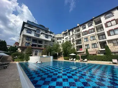 Basen przed kompleksem