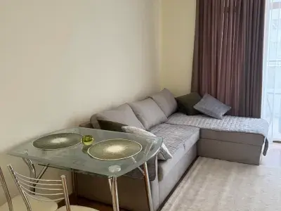 Stół i sofa w pokoju dziennym