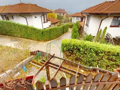 Widok z tarasu na teren kompleksu Bay View Villas