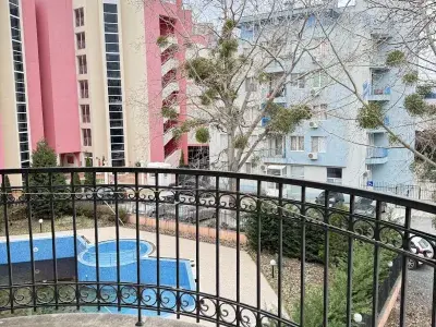 Widok na basen z tarasu