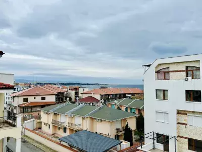 widok na morze i miasto z tarasu