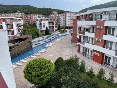 widok z tarasu na basen