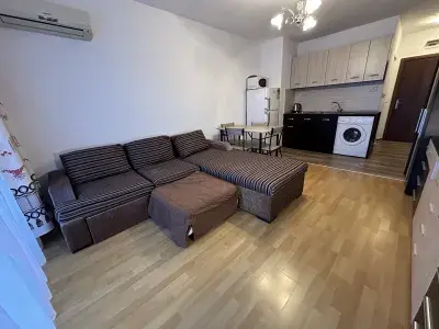 sofa w pokoju dziennym 