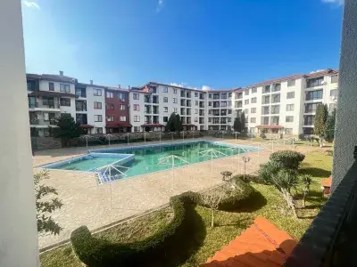 widok na basen z tarasu