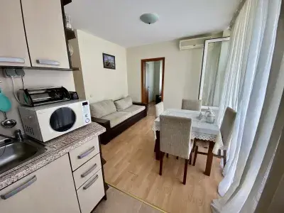 Pokój dzienny z wyposażeniem