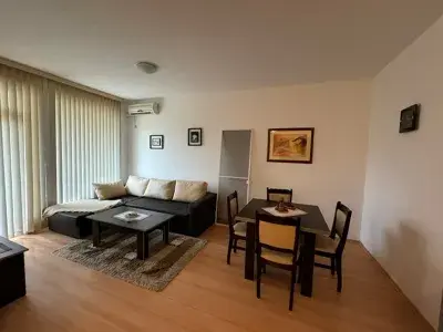 Stół obiadowy z krzesłami i sofa