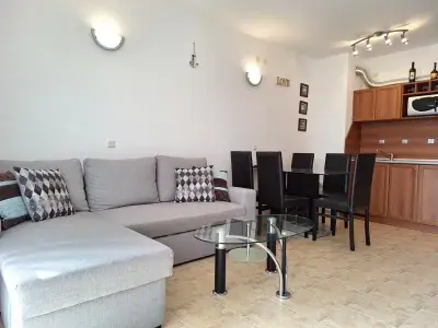 Stół obiadowy z krzesłami i sofa