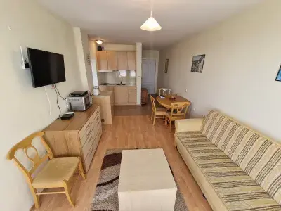 Sofa i telewizor w pokoju dziennym