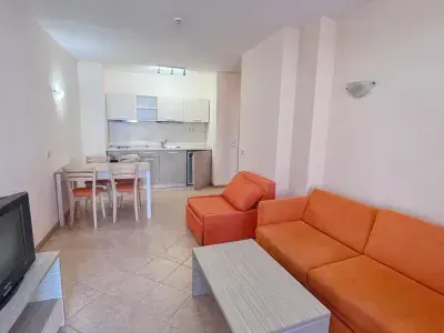 Sofa i telewizor w pokoju dziennym