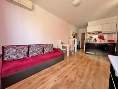 Sofa i aneks w pokoju dziennym