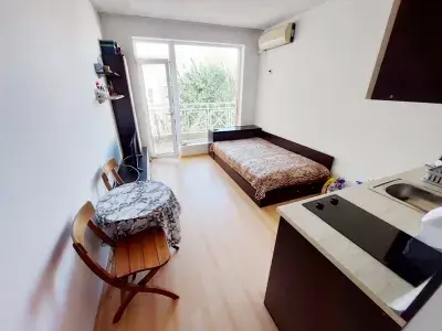 Łóżko i stół z krzesłami