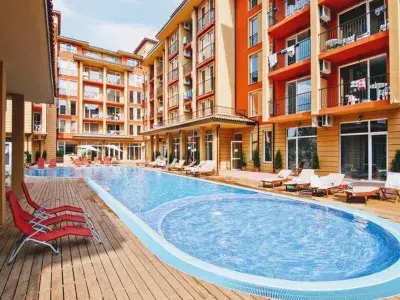 Basen i fasada kompleksu Sunny view central