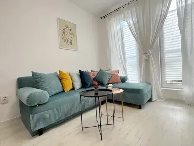 sofa i stolik