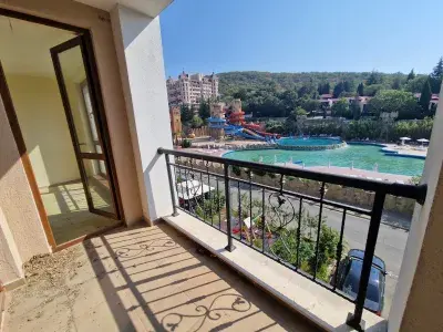 Widok na basen z tarasu