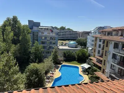 Widok na basen z balkonu