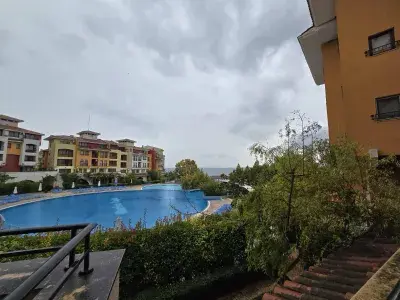 Widok na basen i morze kompleks Marina Cape