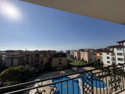 Widok na morze i basen. Apollo