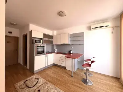 Вот перевод на польский: **Sprzedaż niedrogiego trzypokojowego mieszkania w kompleksie Sunny Day 6