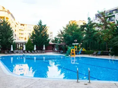 Basen przed balkonem