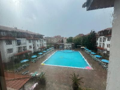 Widok na basen w kompleksie Apollon