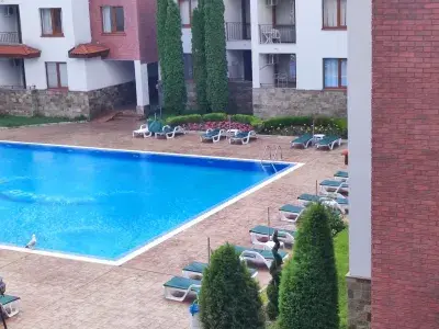 Widok na basen w kompleksie Apollon
