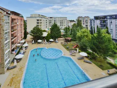 Widok na basen z balkonu Rainbow 2