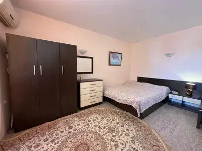 Basen i fasada kompleksu Admiral Sunset Beach