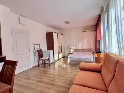 Sofa i łóżko w pokoju