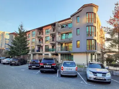 Fasada kompleksu i parking