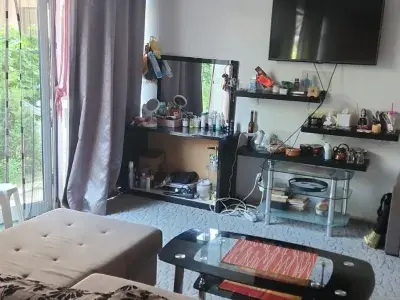 Pokój dzienny z łóżkiem i telewizorem