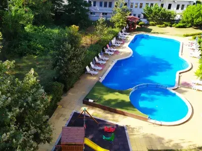 Widok z mieszkania na basenem