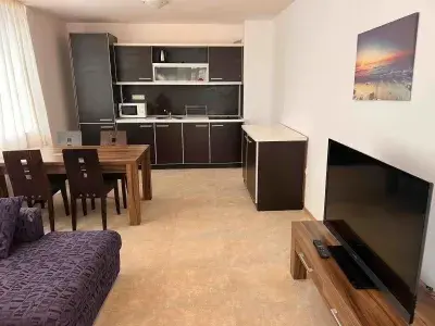 Salon i część kuchni.