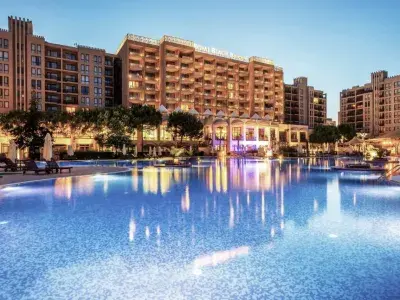 Basen i fasada kompleksu Barcello Royal Beach